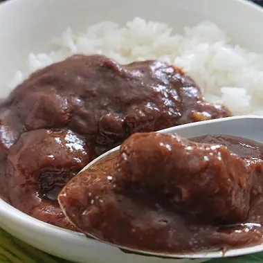 岡崎屋の黒にんにくカレーは１P　100ｇ入　今夜のおかずにもう一品欲しい時にちょうど良いハーフサイズです