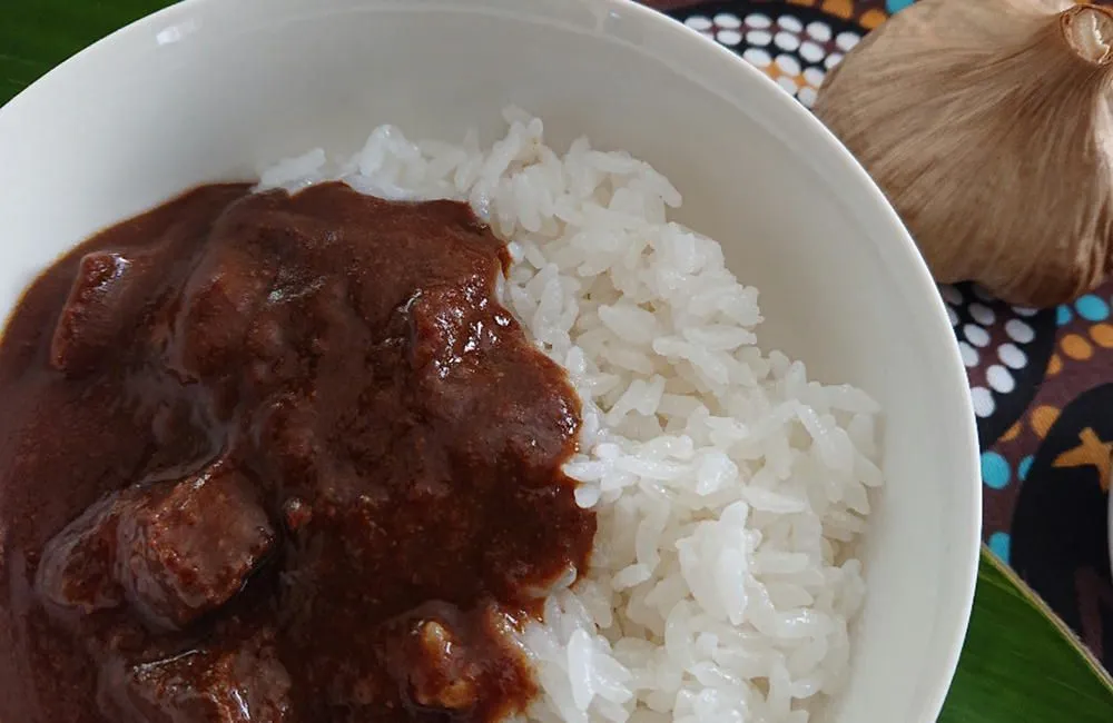 青森県田子町産にんにくを使用したブラックカリー。